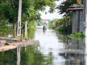 Tin tức - Sau 5 ngày, "rốn lũ" Hà Nội vẫn mênh mông nước