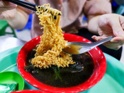 Lifestyle - Quán gà tần "núp" trong ngách nhỏ phố cổ Hà Nội, khó tìm vẫn đông kín