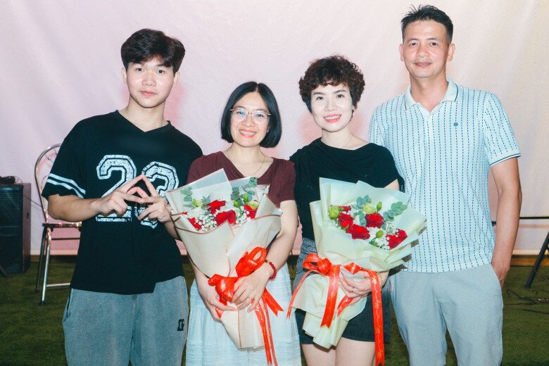Từ trái sang, Nguyễn Huy Quang Minh cùng cô giáo chủ nhiệm Nguyễn Thị Thương và bố mẹ em. Ảnh: NVCC