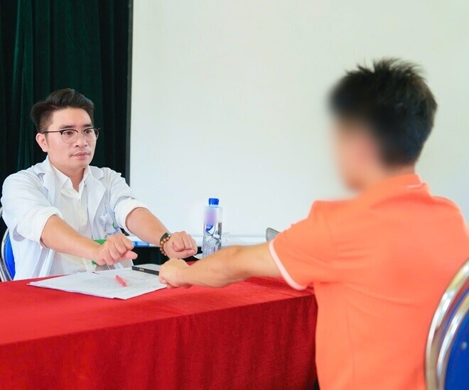 Thạc sĩ Hoàng Quốc Lân đang tư vấn, trị liệu cho một nam sinh tại trung tâm. Ảnh: BSCC. 