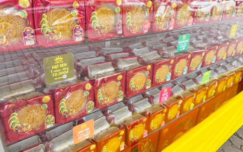 Nhiều loại bánh trung thu truyền thống được bày bán với mức giá bình dân