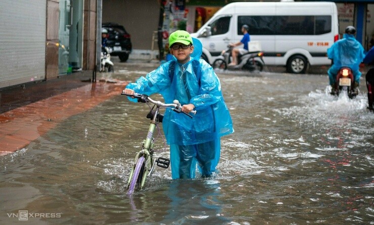 Một học sinh trường Tiểu học Mỹ Đình đi học sáng 17/9 nhưng sau đó quay về vì trường thông báo nghỉ. Ảnh: Thế Bằng