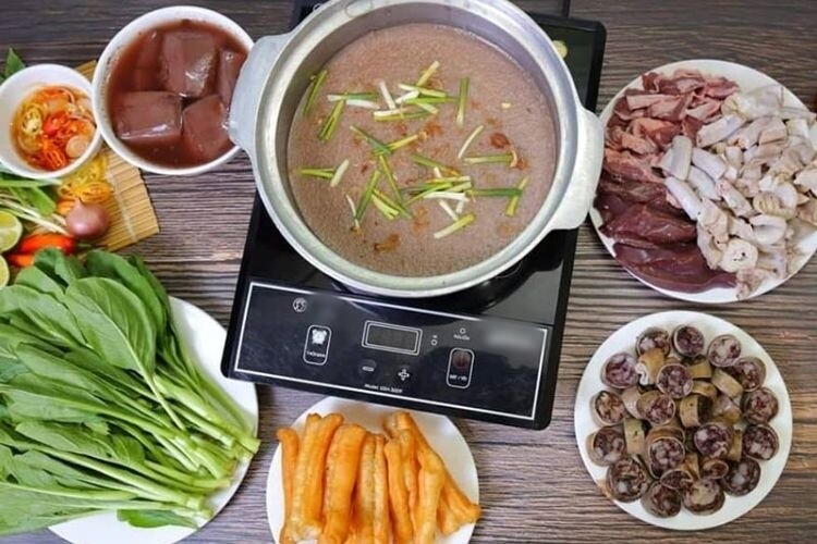 Hãy thử thưởng thức lẩu cháo lòng ở Hà Nội bạn nhé
