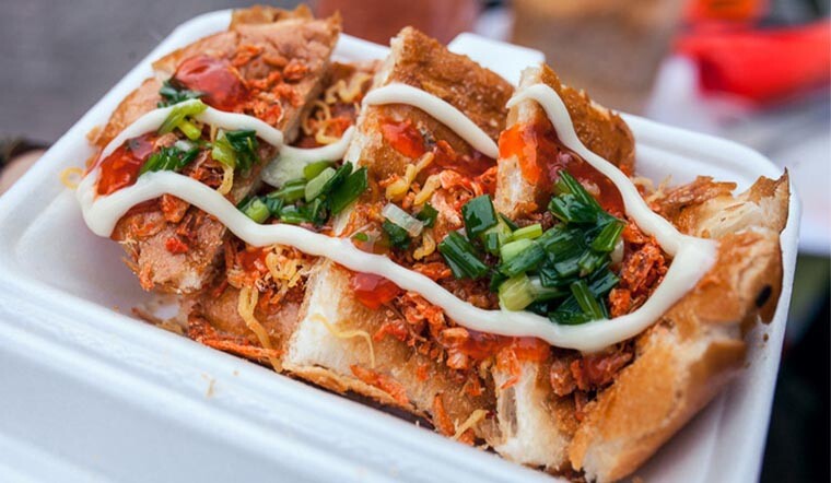 Bánh mì nướng muối ớt là món ăn vặt hấp dẫn