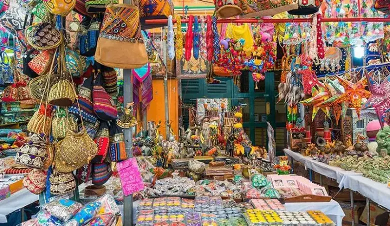 Đồ lưu niệm cũng không thiếu thứ gì