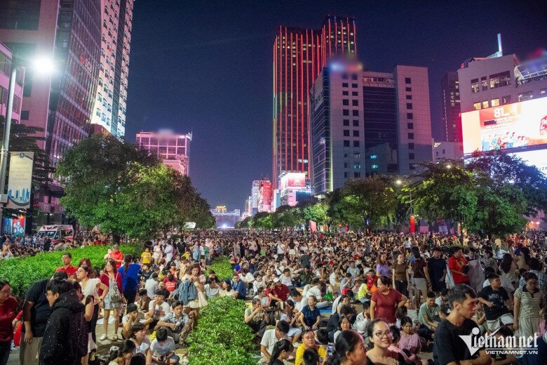 Trung tâm Hà Nội, TPHCM đông kín người đổ về dạo chơi, chờ xem màn pháo hoa mừng ngày Quốc khánh 2/9.