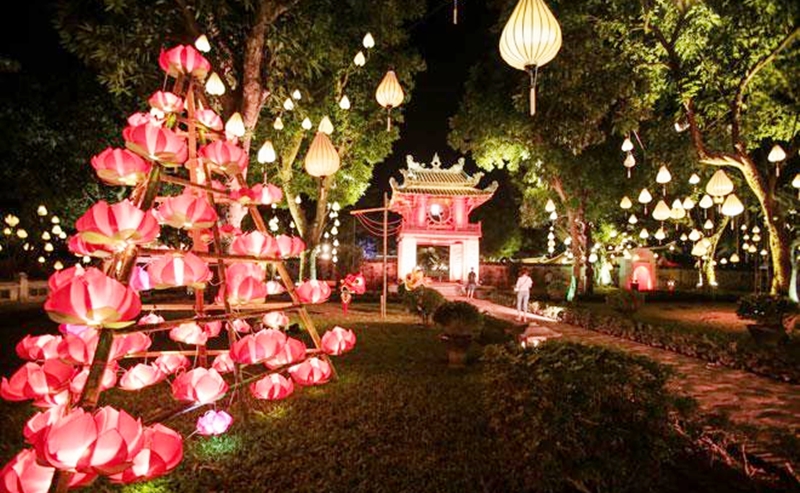 Văn miếu lung linh ánh đèn