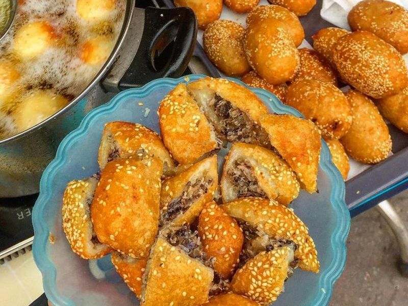 Bạn có thể dễ dàng bắt gặp những quán bánh rán ở các con phố như Phương Mai, Hàng Chiếu, Thụy Khuê, Nguyễn Quý Đức,... với giá khoảng 10.000 đồng/chiếc, đảm bảo thơm ngon khó cưỡng.
