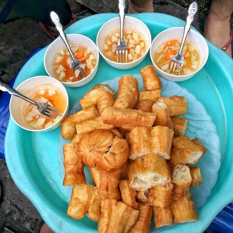 Hãy tới Hàng Bông, Hàng Điếu, khu ăn vặt Bách Khoa ở Tạ Quang Bửu,... để thưởng thức quẩy nóng chỉ từ 3.000 đồng/chiếc.