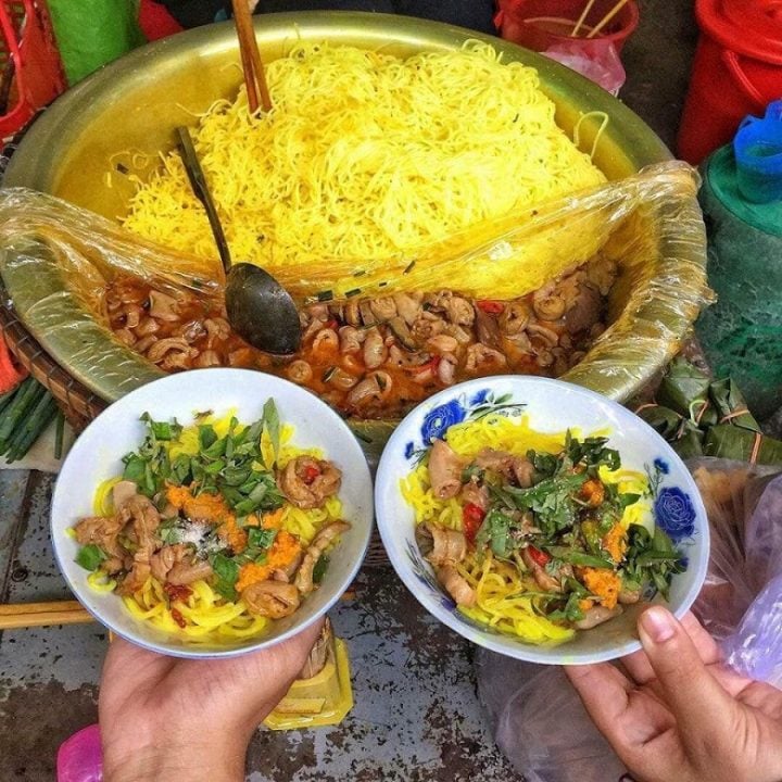 Bún, nghệ và lòng cùng kết hợp trong một món ăn