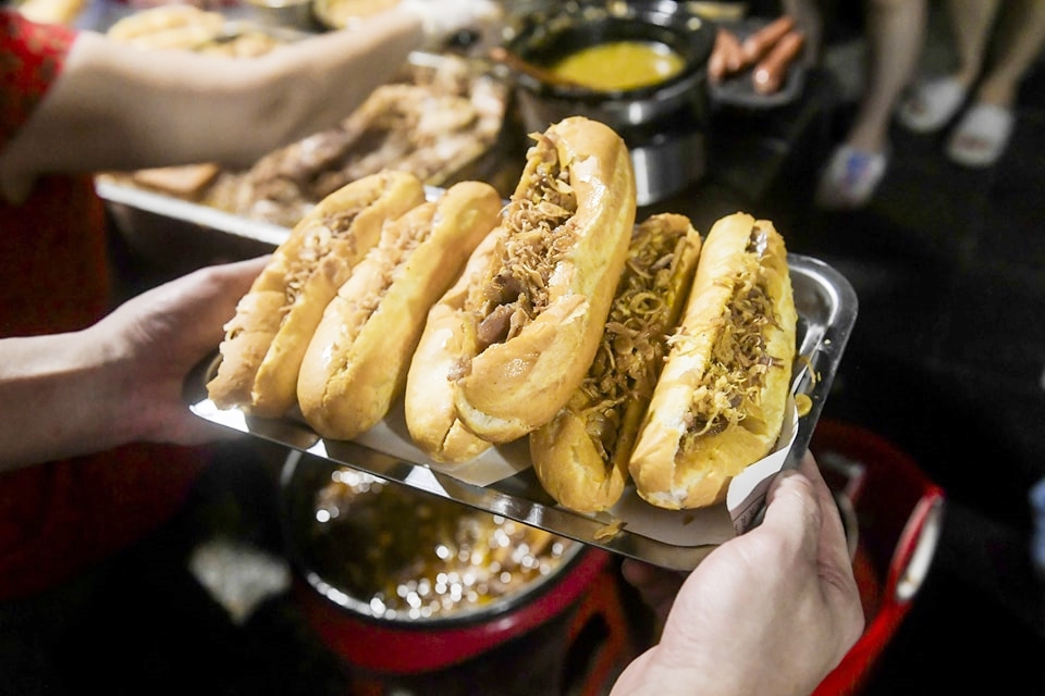 Bánh mì chân cầu Đò Quan chiều lòng thực khách