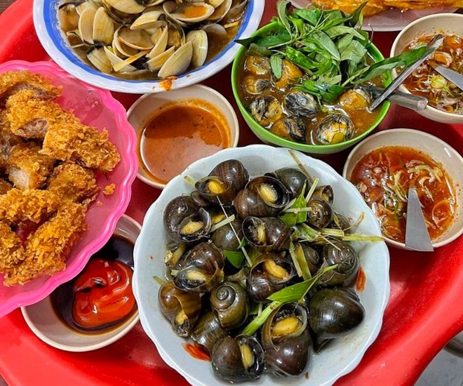 Khu ngã tư Bích Câu - Đoàn Thị Điểm, hay trên phố Ngô Sĩ Liên, Hàng Quạt, Đinh Liệt là những địa điểm có ốc nóng cực ngon lại rẻ, chỉ khoảng 100.000 đồng mỗi người là no nê. 