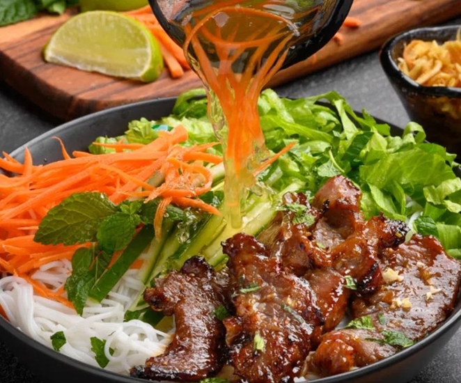 Món bún thịt nướng hấp dẫn ngày hè