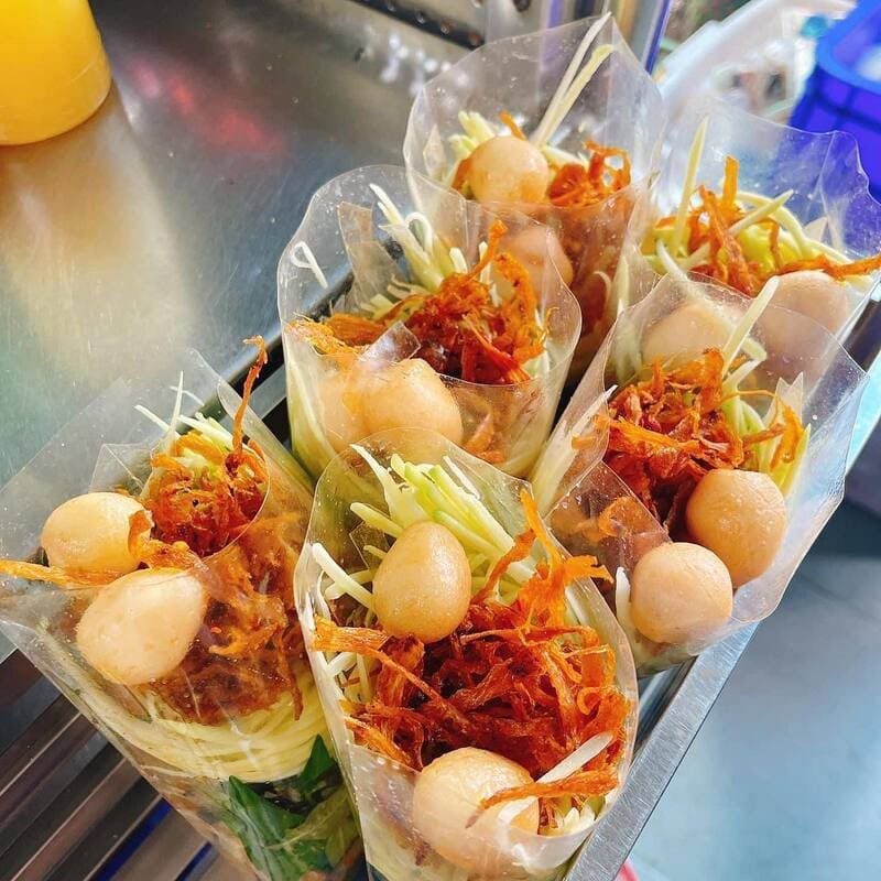 Bánh tráng trộn là món ăn đường phố “quốc dân”