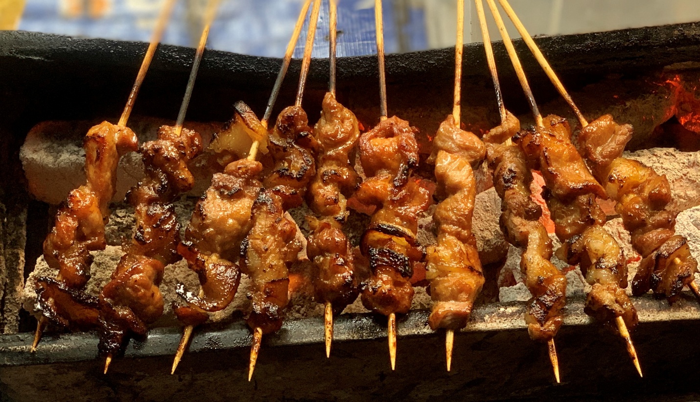 Hãy tới phố Hàm Long, Đặng Tiến Đông, Quang Trung, Ngọc Hà, hay khu vực ăn vặt Chùa Láng... chỉ với 8.000 - 15.000 đồng/xiên, ăn kèm bánh mì là chuẩn bài. 