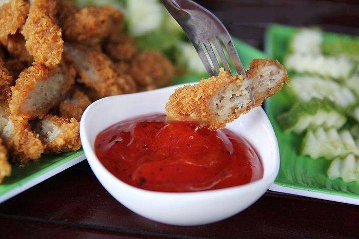 Bạn có thể tới ngõ Tạm Thương, Hàng Bông, Linh Lang,... hãy các khu ăn vặt sinh viên như Chùa Láng, Thái Hà, Tạ Quang Bửu để thưởng thức nem chua rán, chỉ từ 40.000 - 60.000 đồng/đĩa. 