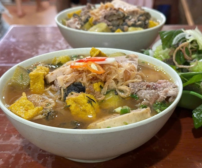 Bát bún ốc chuối đậu thập cẩm nóng hổi cho ngày mưa lạnh