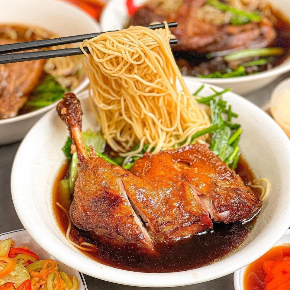Món mì vịt tiềm nóng hổi, bổ dưỡng