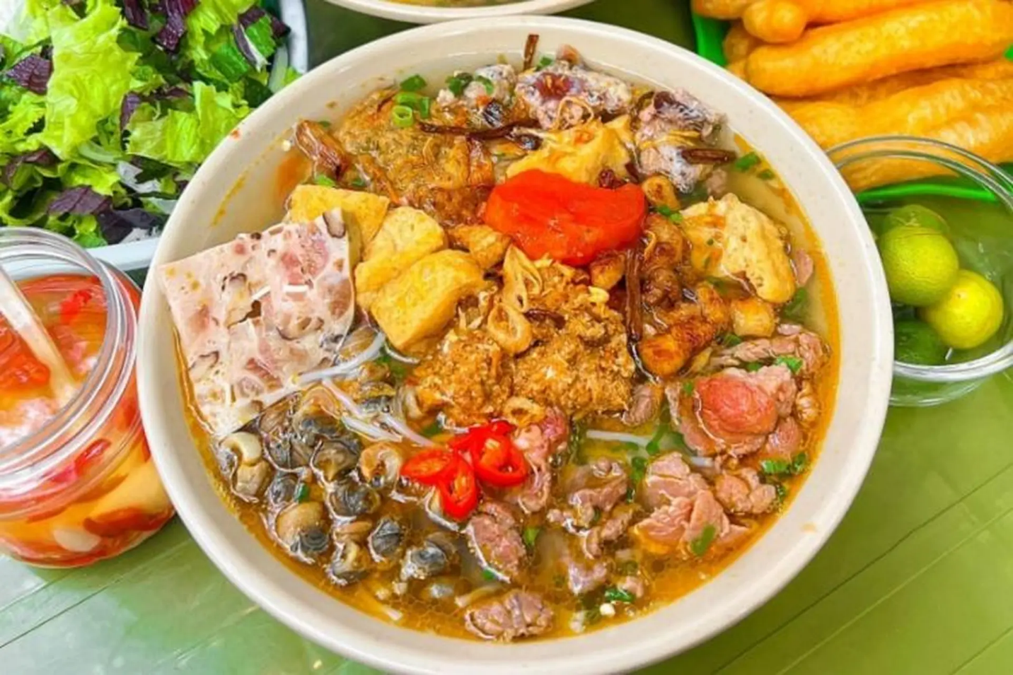 Bát bún riêu cua thập cẩm ngon xuất sắc