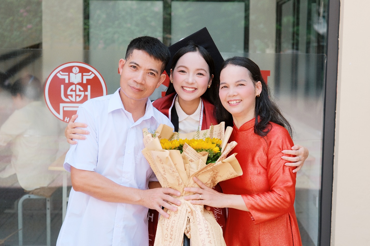 Bố mẹ luôn bên cạnh Thảo Vân trên mọi bước đường