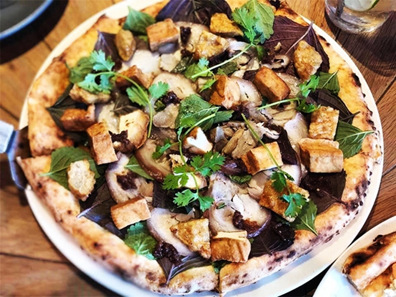 Pizza bún đậu mắm tôm gây tò mò
