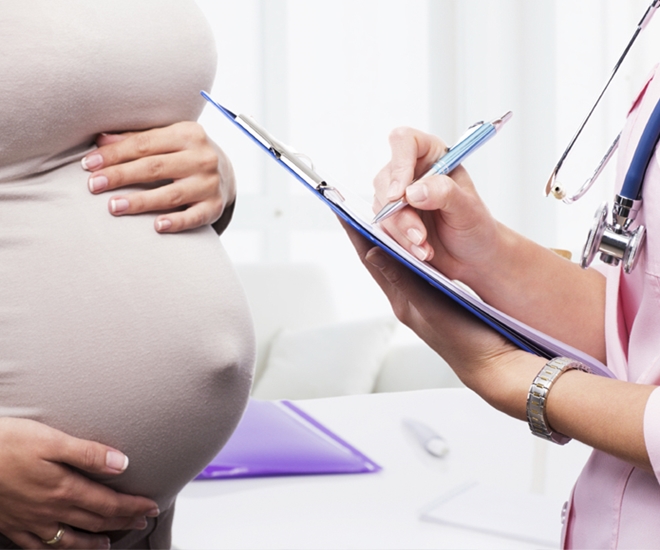 Bác sĩ sản phụ khoa đóng vai trò quan trọng khi theo dõi sức khỏe sản phụ
