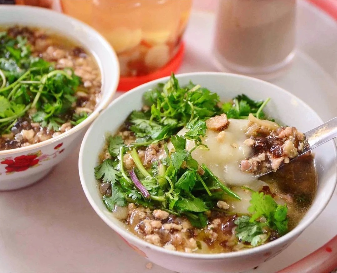 Địa chỉ ăn bánh đúc ngon bạn có thể tới Hàng Bè, phố Lê Ngọc Hân, Sân khu tập thể C2 Trung Tự hay khu ăn vặt Nghĩa Tân với mức giá khoảng 15.000 - 20.000 đồng/bát.