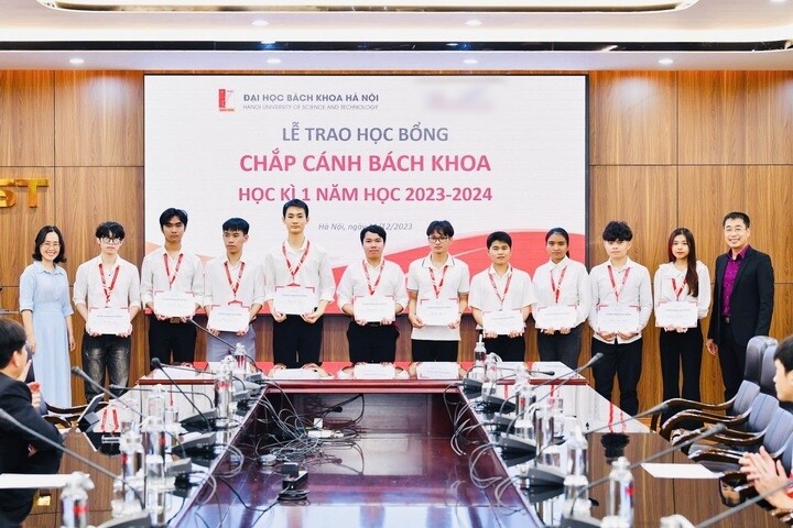 Lê Cảnh Hải (thứ 5 từ phải sang) nhận học bổng chắp cách Bách khoa năm 2023-2024.