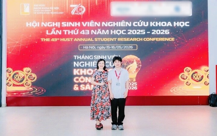 Cảnh Hải và cô hướng dẫn PGS.TS Nguyễn Thị Thu Thủy tại Hội nghị sinh viên nghiên cứu khoa học lần thứ 43.