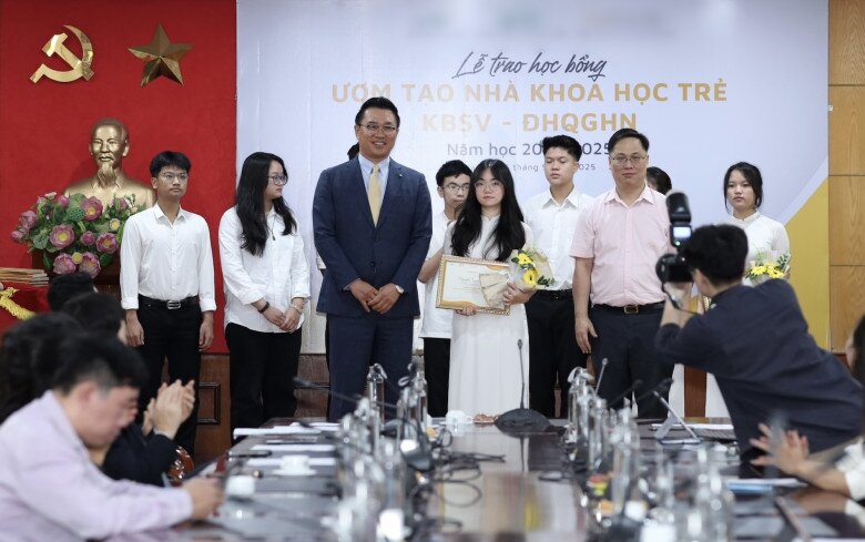 Trâm giành học bổng ươm tạo nhà khoa học trẻ. Ảnh: NVCC
