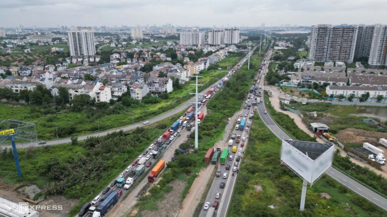 Ùn ứ 10 km ở cửa ngõ phía Đông TP HCM - 1