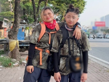 Mẹ giáo viên cùng con "nghỉ hè chẳng giống ai", đi bộ 45 ngày xuyên miền Trung