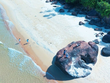 Bãi biển nước trong vắt, "không bóng người" ở Huế khiến gia đình Hà Nội thích mê