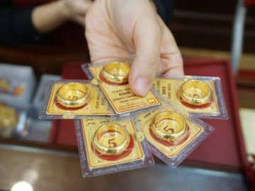 Khách đông nghẹt, tiệm vàng lâu đời tại TP.HCM giới hạn bán mỗi người 5 chỉ