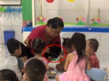 Xác minh làm rõ video bảo mẫu đánh, bắn dây thun vào chân trẻ mầm non ở TP.HCM