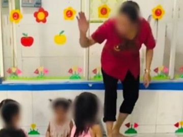 Trường mầm non "đóng cửa" sau vụ bảo mẫu đánh mắng, bắn dây thun vào trẻ