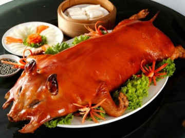Heo quay nguyên con lên mâm cúng rằm tháng 7, giá gần 7 triệu đồng/mâm