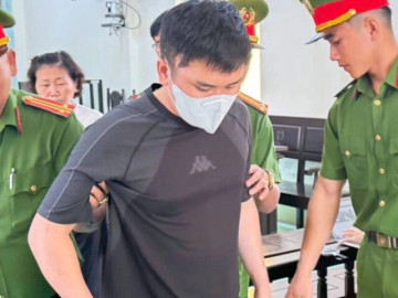 Tin tức - Tài xế tông nữ sinh ở Vĩnh Long được dìu ra tòa, nói không biết tên mình
