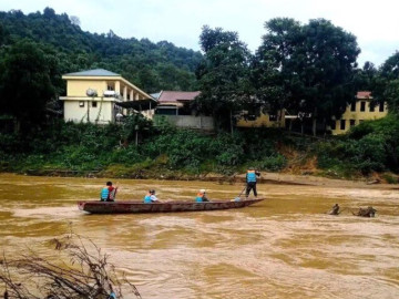 Dùng thuyền vượt lũ, đưa chuyển người và hàng hóa ra vào vùng cô lập