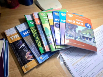 Tin tức - Phụ huynh chật vật tìm sách giáo khoa cho con khi năm học đã bắt đầu