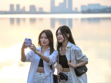 Giới trẻ Hà Nội nô nức xuống phố đón mùa đẹp nhất năm