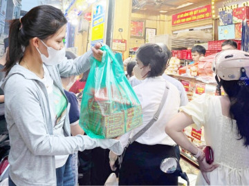 Người dân Hà Nội tranh thủ đi mua bánh trung thu, thị trường online nhộn nhịp, giá cả bình ổn