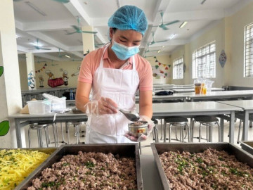 2 ngày liền cơm bán trú giao muộn, trường ở Hà Nội lắp bếp ngay trong đêm