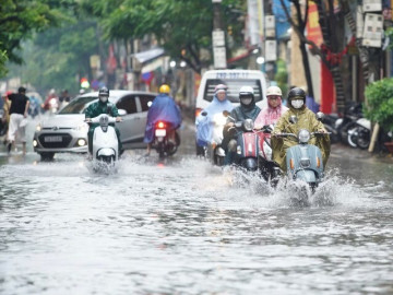Người Hà Nội lội nước, "chôn chân" giữa phố sau trận mưa lớn
