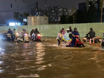 TPHCM mưa "tối trời", đường biến thành sông, người dân vật vã về nhà giờ tan tầm