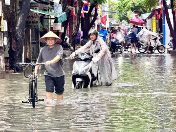Mưa lớn suốt đêm, nhiều tuyến phố Hà Nội ngập trong giờ cao điểm
