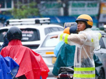 Mưa lớn kéo dài ở Hà Nội, người dân lưu ý những điều này khi ra đường