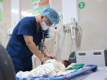 Trẻ 1 tháng tuổi cấp cứu sau khi người thân nhỏ nhầm axit vào miệng