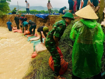 Tin tức - Hàng chục người đội mưa gia cố đập Khe Dứa