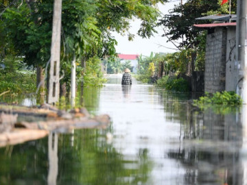 Sau 5 ngày, "rốn lũ" Hà Nội vẫn mênh mông nước